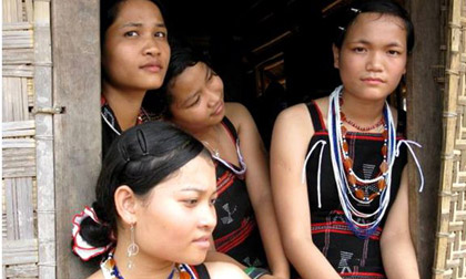 Ngôi làng đàn bà hút thuốc để kén chồng