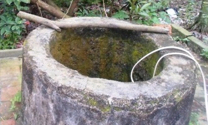 Nghi chồng cặp bồ, mẹ ném con mới sinh xuống giếng?