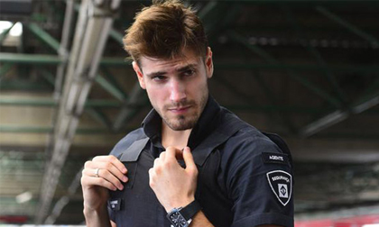 Đổ gục trước chàng bảo vệ 'đẹp trai nhất quả đất'