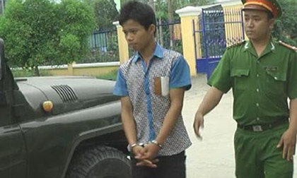 Ép nữ tiếp viên uống rượu rồi hiếp dâm tập thể