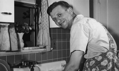 'Khiêu khích' để đàn ông hứng khởi làm việc nhà