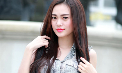 Cao Thùy Linh ăn diện kín đáo khoe dáng chuẩn tại Hà Nội