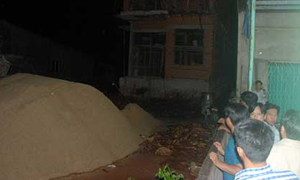 Sập mái nhà đang xây, con chết thảm, mẹ bị thương nặng