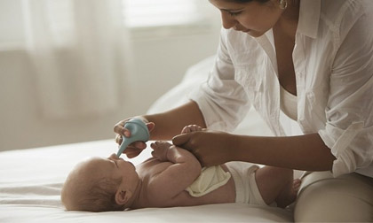 Một số lưu ý quan trọng khi hút mũi cho con