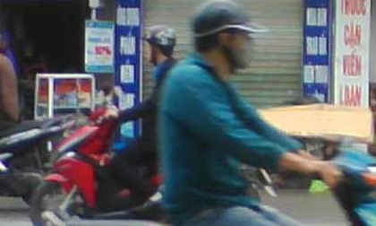 Xác chết nam thanh niên tím tái, nằm trên xe máy