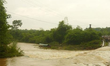 7 học sinh bị lũ cuốn khi tới trường, 1 em mất tích