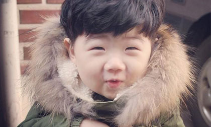 Dân mạng "phát cuồng" vì cậu bé Hàn Quốc có đôi mắt "biết cười" siêu đáng yêu