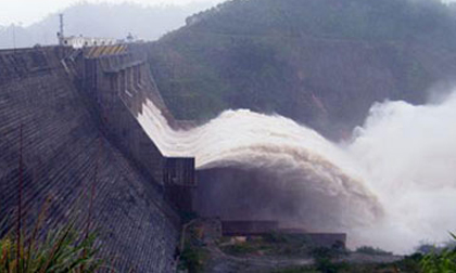 Thủy điện xả nước phát điện cuốn trôi 7 học sinh