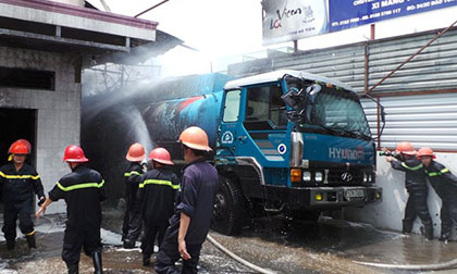 Cháy xe chở 28.000 lít xăng, dân Sài Gòn sợ hãi di tản