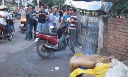 Người đàn ông chết trên đường với nhiều vết thương