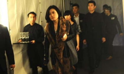 Xôn xao hotgirl 15 tuổi đi WC cũng dẫn theo vệ sỹ