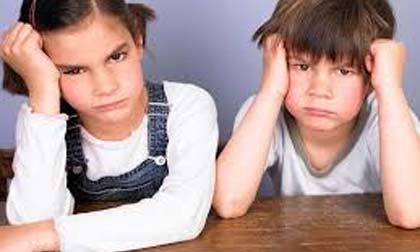 Làm gì để bé không ghen tị với em