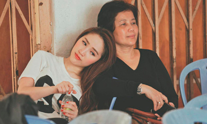 Bảo Thy nũng nịu bên mẹ