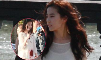 Lưu Diệc Phi tay và áo đầy máu, được khen diễn xuất tốt ở trường quay