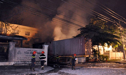 Cháy suốt đêm ở công ty hóa chất