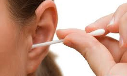 Hiểm họa không ngờ từ thói quen ngoáy tai