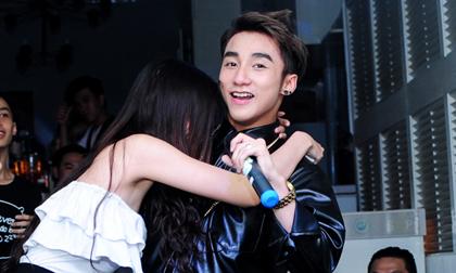 Sơn Tùng M-TP bối rối khi bị fan nữ bất ngờ ôm 