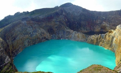 Hồ nước màu sắc 'tiễn' người quá cố ở Kelimutu