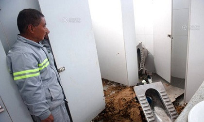 Đẻ rơi trong toilet, dùng dây buộc tóc siết cổ con đến chết