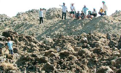 Hàng ngàn người đổ xô đến xem mặt ruộng "đột nhiên nhô cao lên 1,8 m"