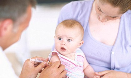 Mẹo hay giúp bé không sợ tiêm