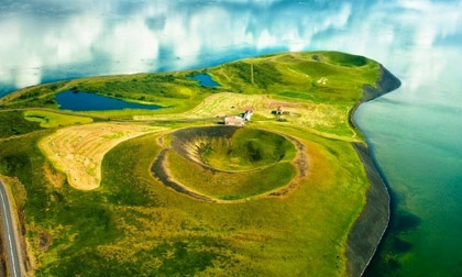 Chiêm ngưỡng miệng núi lửa giả độc đảo ở Iceland 