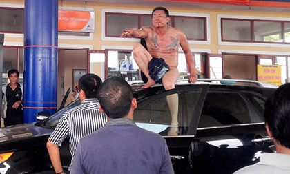 Lên cơn “động kinh”, tài xế xe khách khỏa thân làm loạn cây xăng