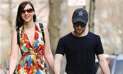 "Harry Potter" Daniel Radcliffe lần đầu công khai bạn gái sau 2 năm hẹn hò