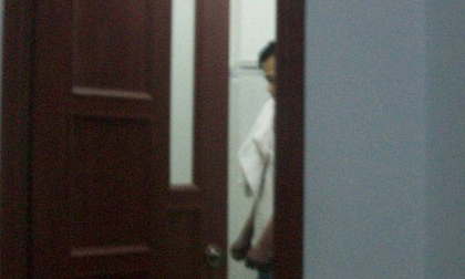 Chủ nhà trọ hoảng hồn phát hiện khách treo cổ tự tử