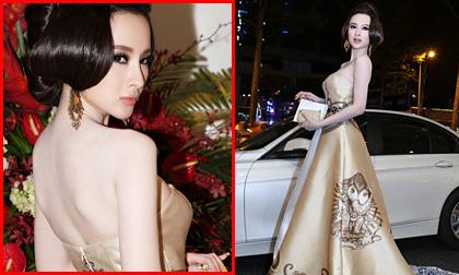 Angela Phương Trinh diện váy “độc”, đẹp cuốn hút trên thảm đỏ