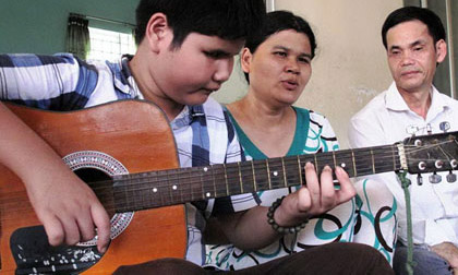 Cậu bé mù chơi 14 nhạc cụ