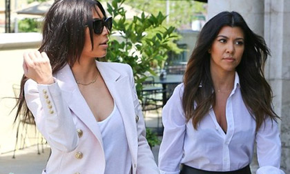 Cô Kim mặc quần rách te tua xuống phố