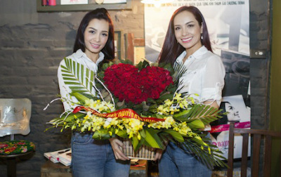 "Hai giọt nước" Thuý Hằng-Thuý Hạnh thân thiện gặp gỡ fans Hà Nội