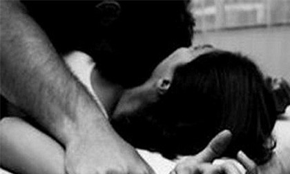 Gã cha đồi bại hãm hiếp con gái ruột khi vợ vắng nhà