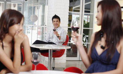 Đến tán cô chị, lại yêu cô em