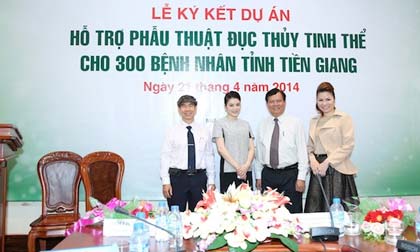 Hoa hậu Bùi Thị Hà đồng hành mổ mắt cho 300 bệnh nhân nghèo