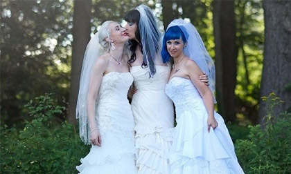 Ba phụ nữ đồng tính kết hôn đầu tiên trên thế giới