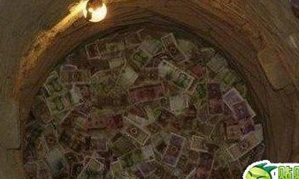 Kỳ lạ giếng cổ làm tiền nở ra