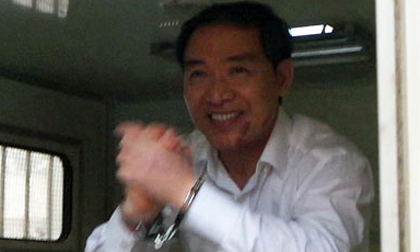 Nụ cười Dương Chí Dũng và cái hôn gió của vợ