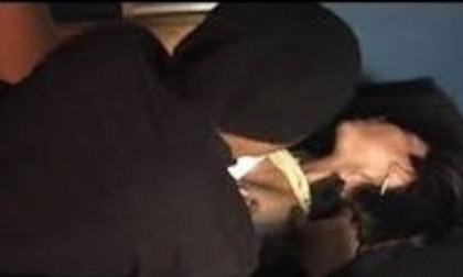 Gã đàn ông man rợ, hiếp dâm, cắt ngực phụ nữ