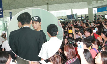 Mặc fans chen lấn hỗn loạn, Kim Soo Hyun chỉ "đáp lễ" bằng nụ cười mỉm hiếm hoi