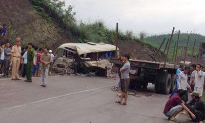 Container đâm xe khách kinh hoàng, 11 người thương vong ở Quảng Ninh