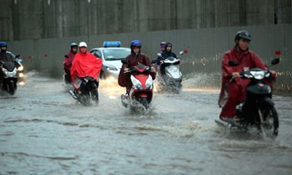 Đường phố Hà Nội thành "sông" sau cơn mưa đầu mùa