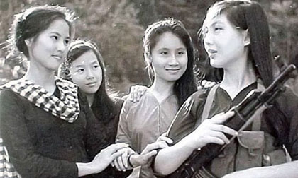 Truy lùng các nữ dân quân gây sốt mạng Việt