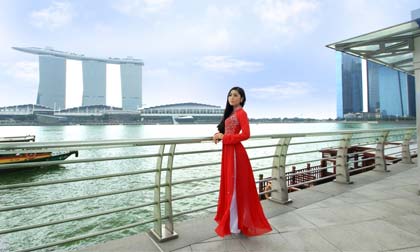 Đan Thư duyên dáng với áo dài Việt bên vịnh Marina