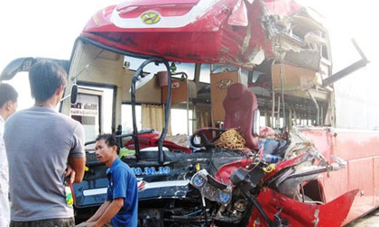 Xe khách tông nhau, 1 người chết, 7 người thương nặng 