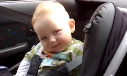 Em bé cố chống lại cơn buồn ngủ cực đáng yêu