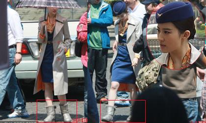 Lưu Diệc Phi mặc đồng phục tiếp viên, đi bốt lông cao cổ giữa trời nắng gây chú ý