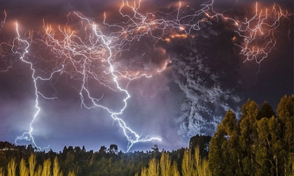 Choáng ngợp vẻ đẹp núi lửa phun trào cùng sấm sét