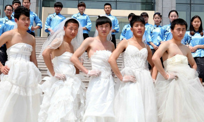 Sinh viên với bộ ảnh tốt nghiệp "chuyển giới" có "102"